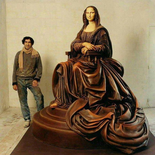 Photo of Mona Lisa statue and the artist
