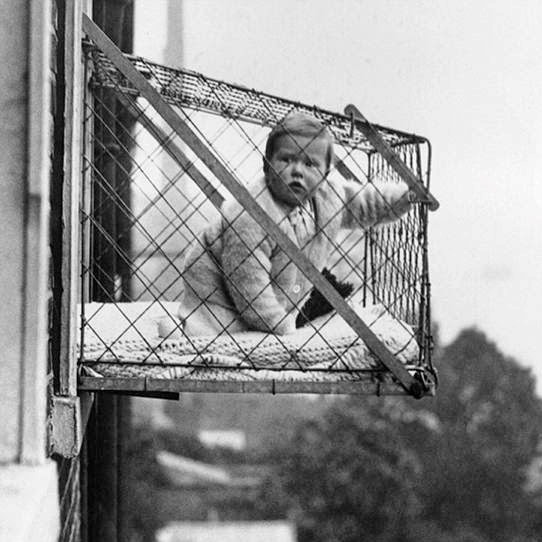 Hanging play cage for children from the late 1930s