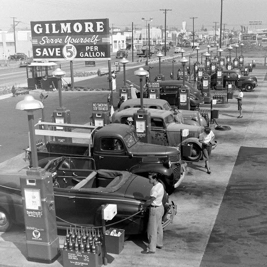 One of the first self-serve gas stations in Los Angeles, 1948