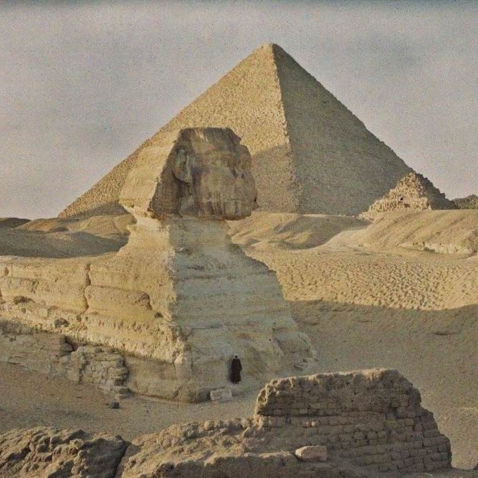 The first color photograph of the Sphinx and the Pyramid of Giza, 1913