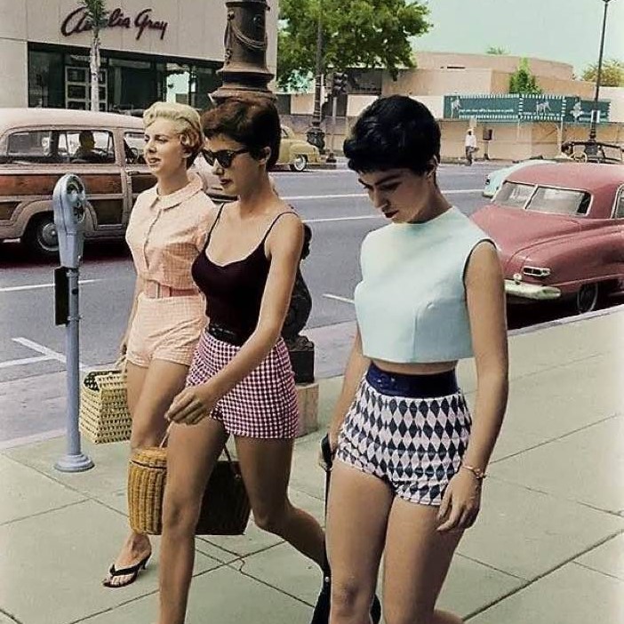 Women going shopping in Los Angeles, 1960 (photo by Allan Grant, colorized by Kostas Fiev)