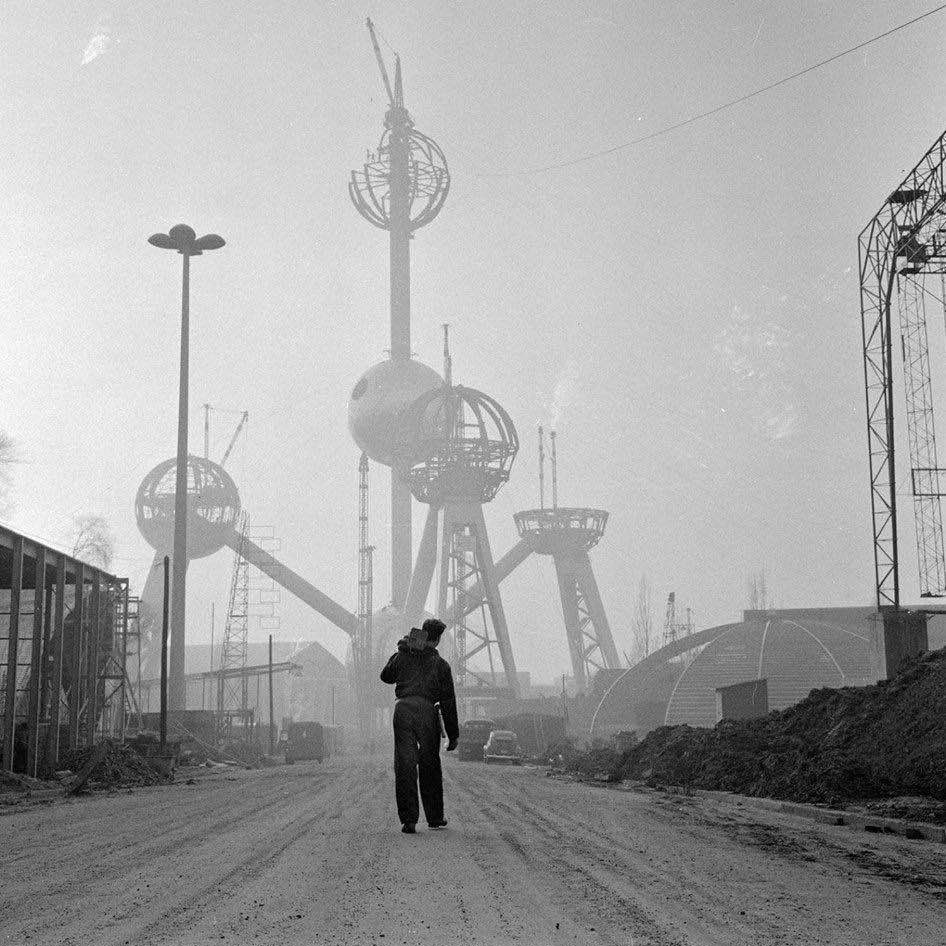 Building of the Atomium in Brussels for the 1958 World Fair (phot by Dolf Kruger)
