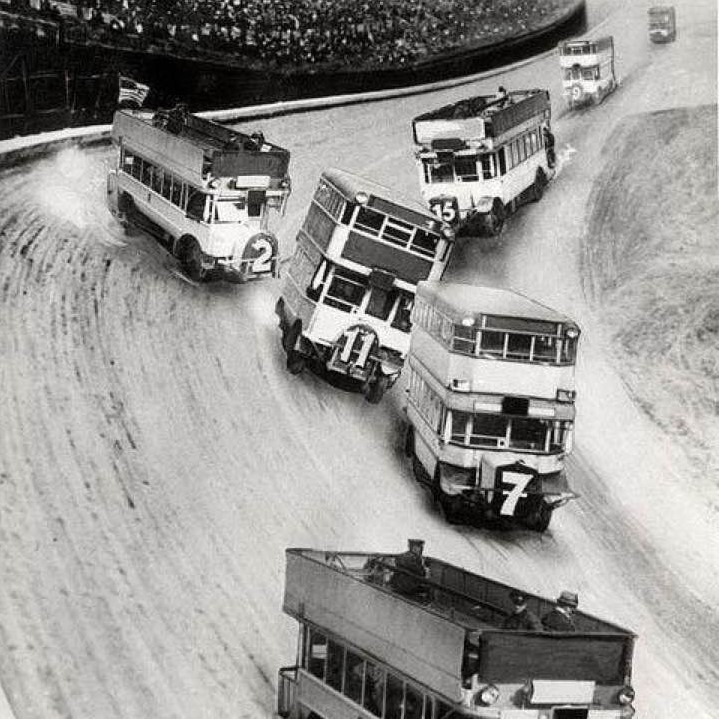 Race of double-decker buses, 1933