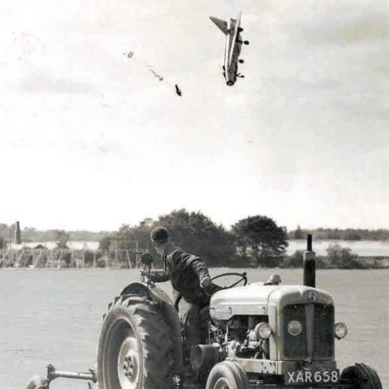 Plane crashes on a farm, 1962