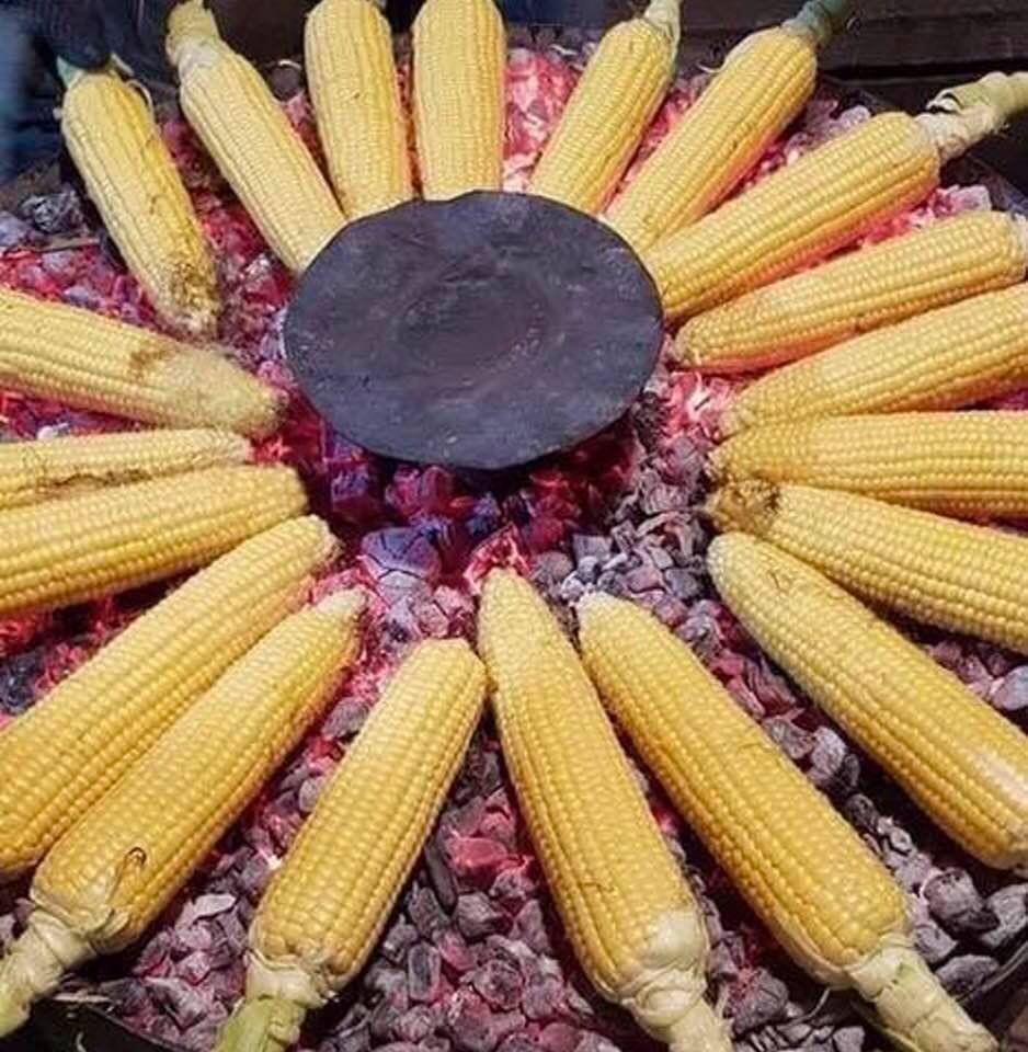 Broiling corn on the cob, Iranian style (balaal)