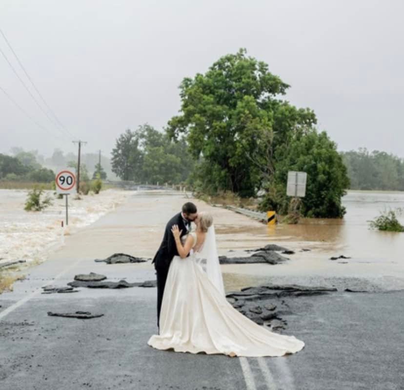 A most-stunning photo from the 'Wahington Post' collection: Bride and groom kissing on a flooded road
