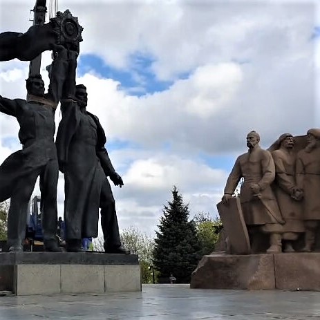 Officials in Kyiv dismantle the Ukraine-Russia Friendship Statue