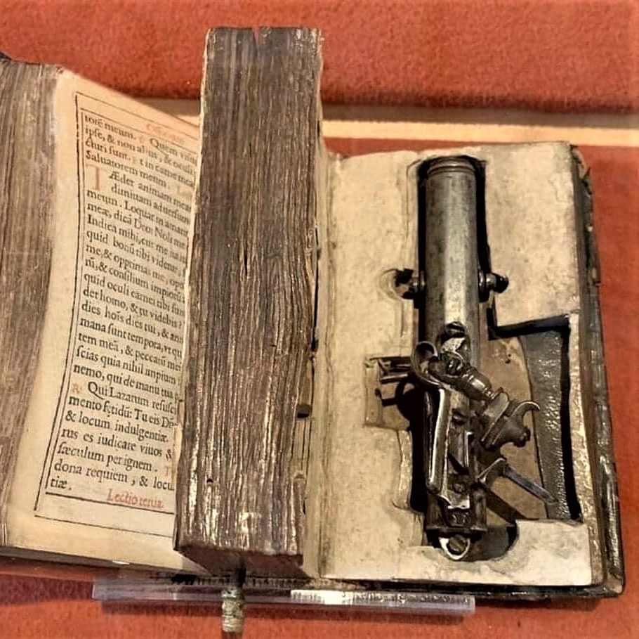 Gun-lover's Bible: This gun hidden in a Bible was made for Francesco Morozini (1619-1694), the Doge of Venice