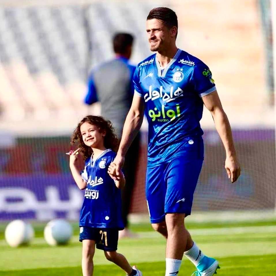 Iranian soccer star Voria Ghafouri brings his daughter onto the field to send a message about banning women from sporting events