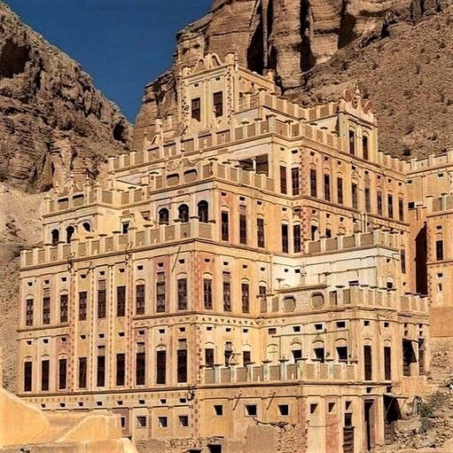 The 8-story Bugshan Palace in Yemen, covering 800 square meters of land, was built of mud in 1798 CE